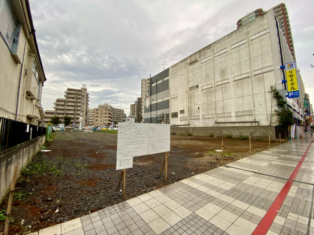 Joysound跡地にマンション建築予定看板が立っていました。