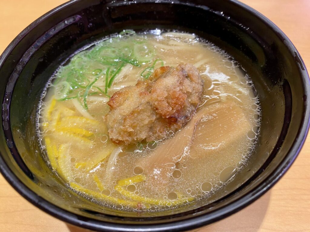 スシローで淵野辺本町の「貝ガラ屋」監修の「牡蠣白湯ラーメンかきフライのせ」が登場！32万食限定です。