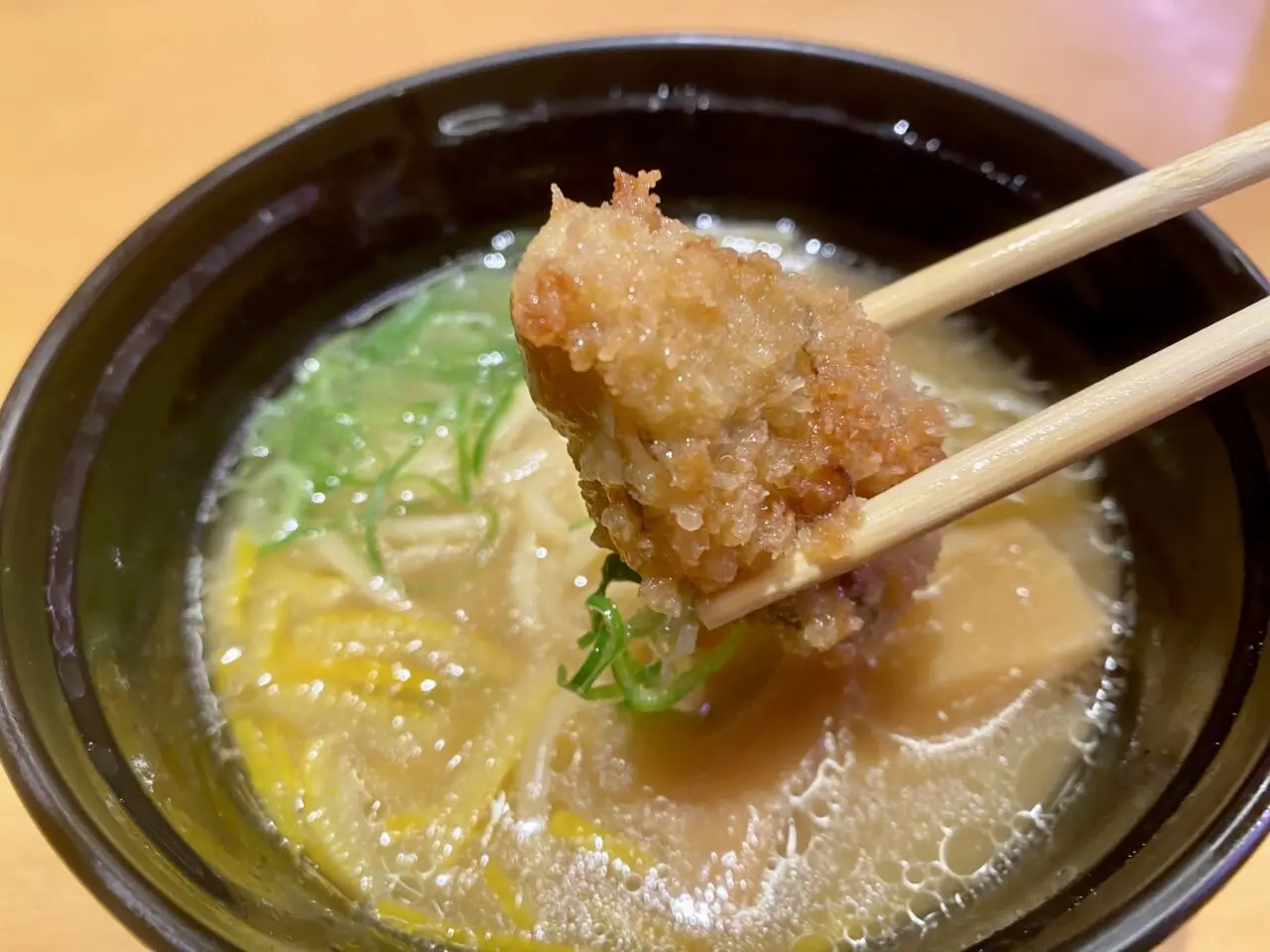 スシローで淵野辺本町の「貝ガラ屋」監修の「牡蠣白湯ラーメンかきフライのせ」が登場！32万食限定です。