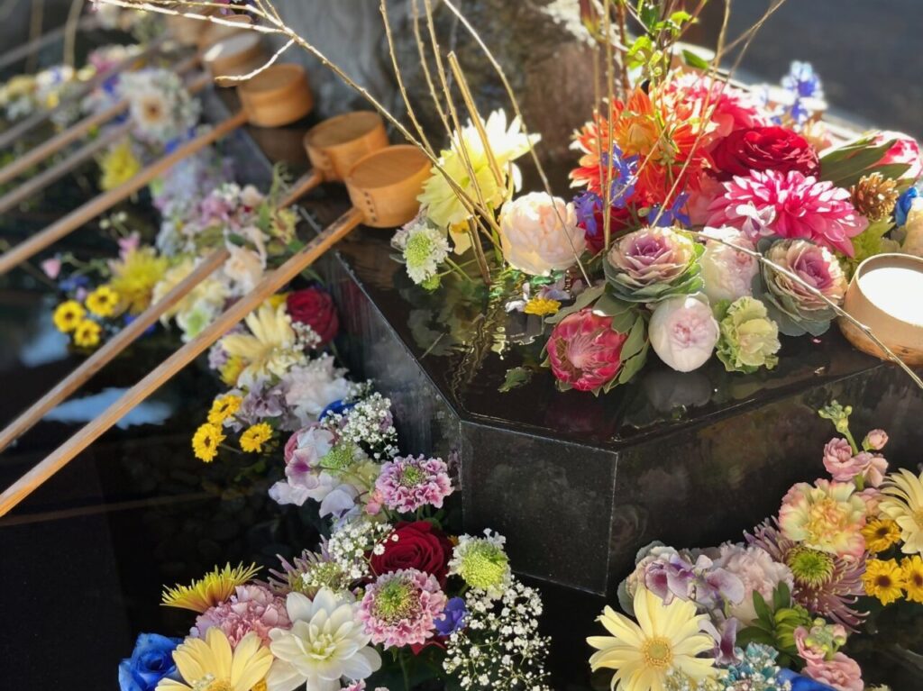 2025年「謹賀新年×中央区花手水」が亀ヶ池八幡宮、村富神社、氷川神社で始まっています！