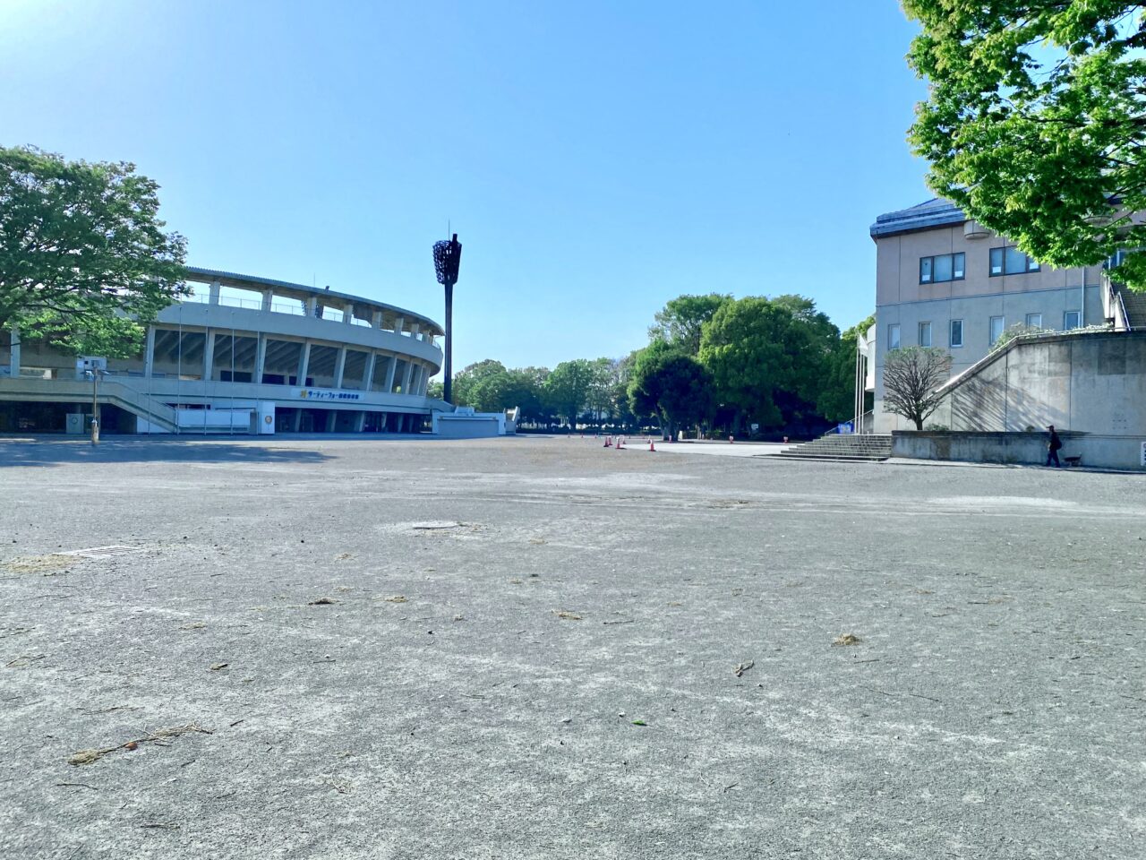 銀河アリーナとサーティーフォーの間の広場