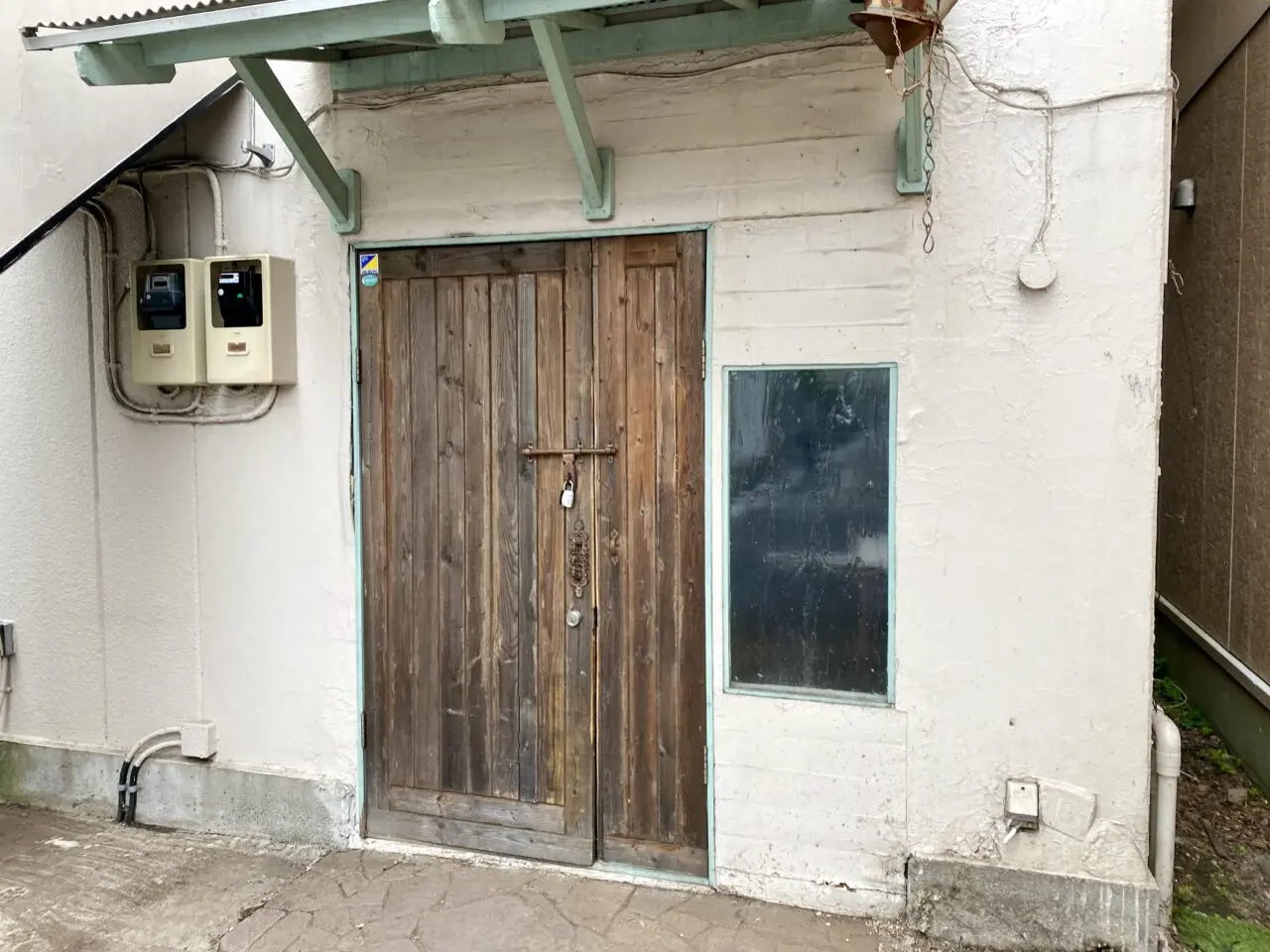 【相模原市中央区】しばらく営業していなかったJR矢部駅近くのカフェ「アトリエノ」の建物にテナント募集の貼り紙が掲示されていました