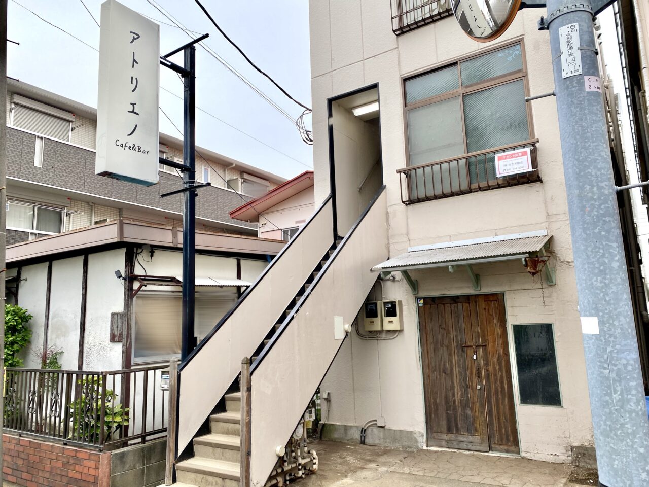 【相模原市中央区】しばらく営業していなかったJR矢部駅近くのカフェ「アトリエノ」の建物にテナント募集の貼り紙が掲示されていました