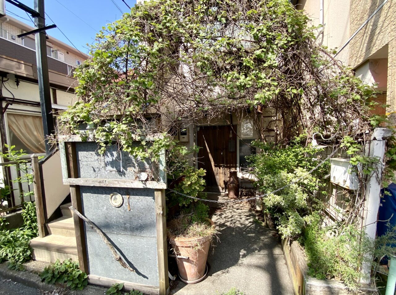【相模原市中央区】しばらく営業していなかったJR矢部駅近くのカフェ「アトリエノ」の建物にテナント募集の貼り紙が掲示されていました