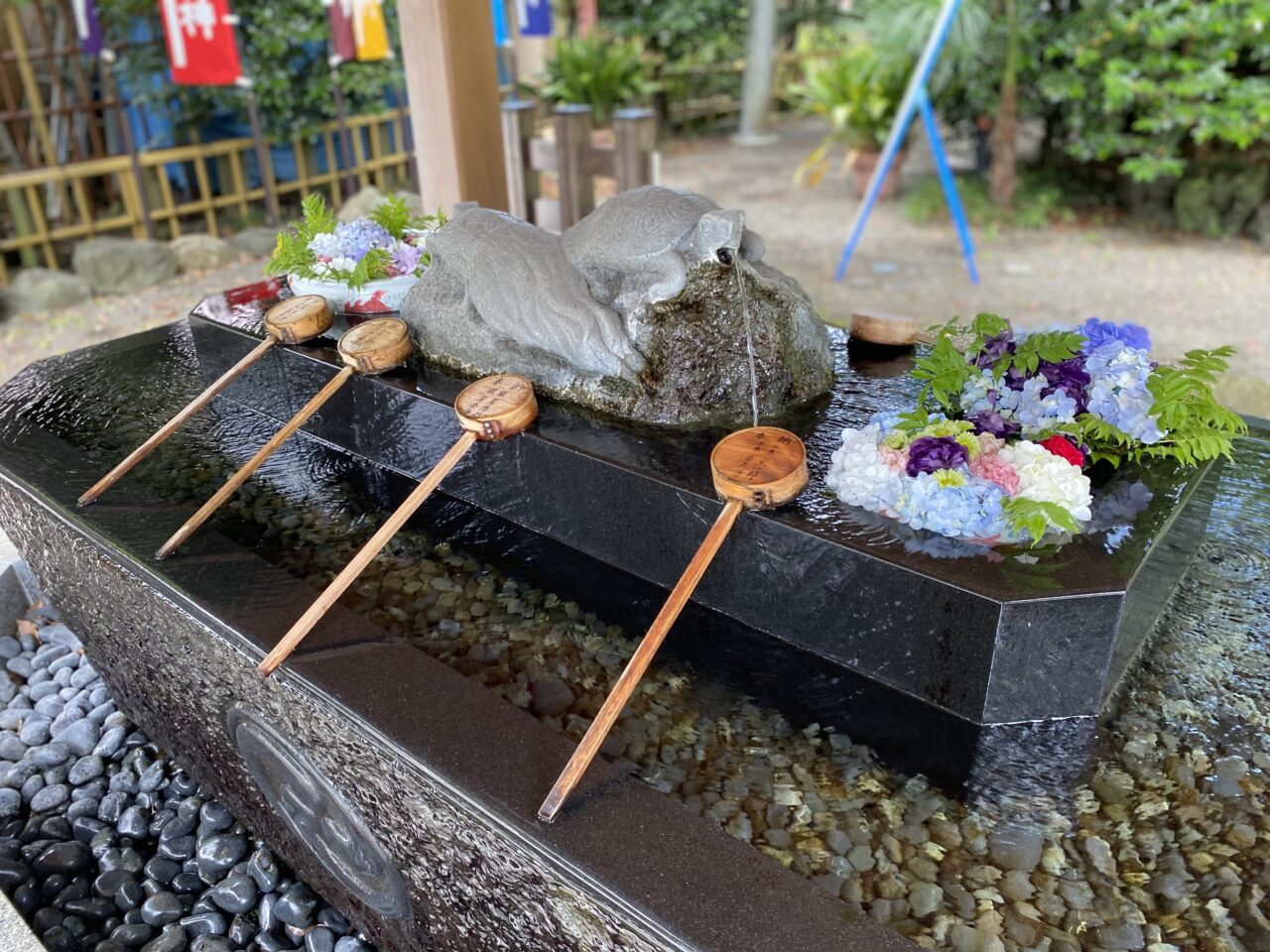 【相模原市中央区】「あじさい×中央区花手水」もうご覧になりましたか？中央区誕生15周年記念ロゴマークをモチーフにした花手水も！6/27(金)まで