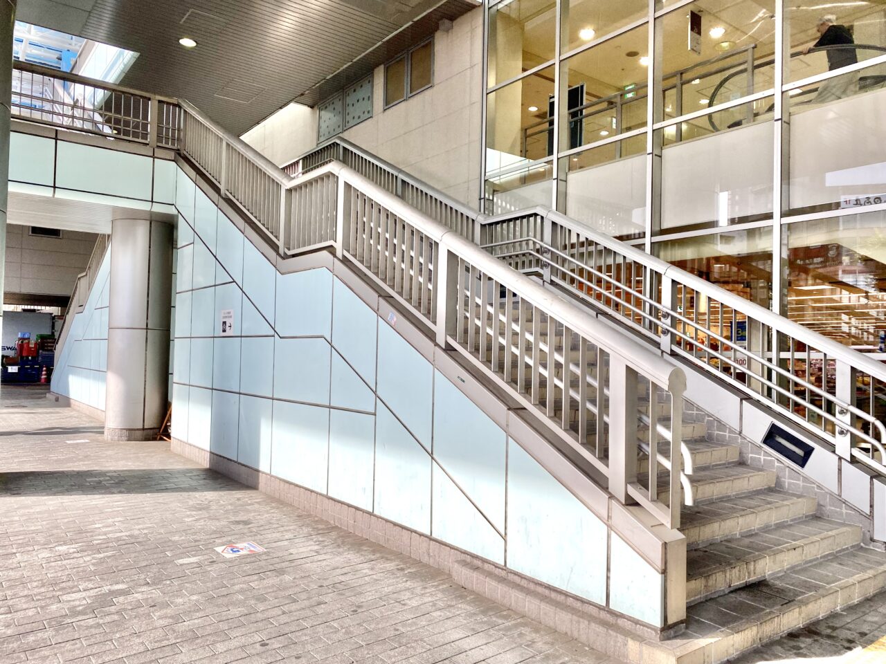 エスカレーターの改修工事のため、来年2月下旬までエスカレーターが使用できません