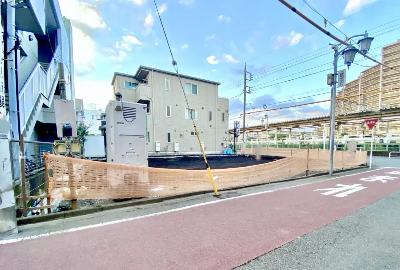 JR矢部駅のすぐ目の前の更地に変化がありました コンビニエンスストアの「ローソン」が建設予定とのこと