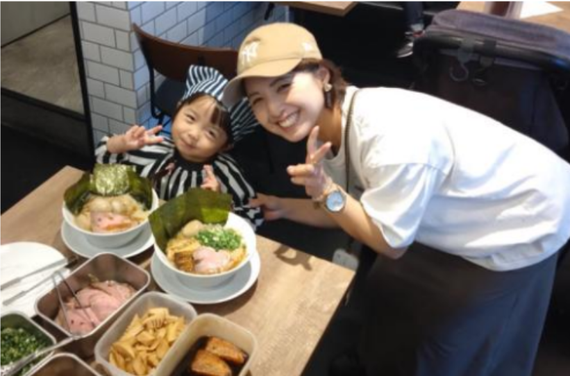 神奈川県・東京多摩エリアで展開する鶏とんこつ醤油ラーメン店「七志」では、毎月開催している体験型イベント「大人ラーメン教室」「親子ラーメン教室」が好評を博しています。運営する株式会社ナナシフードサービス(本社:横浜市青葉区)によると、累計受講者数は5,000人を突破し、昨年度比で150%の増加を記録したそうです。写真は親子で参加された方が完成したオリジナルラーメンを前に笑顔をみせている様子